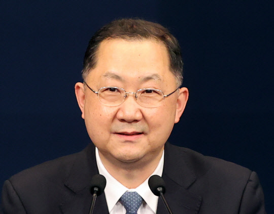 21일 김진국 청와대 민정수석이 아들의 입사지원서 문제로 인해 사의를 표명했다. 문재인 대통령은 김 수석의 사의를 즉시 수용했다. 연합뉴스.